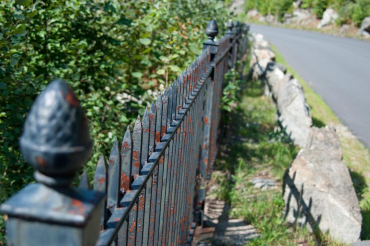 5 Signs Your Fence Is in Disrepair